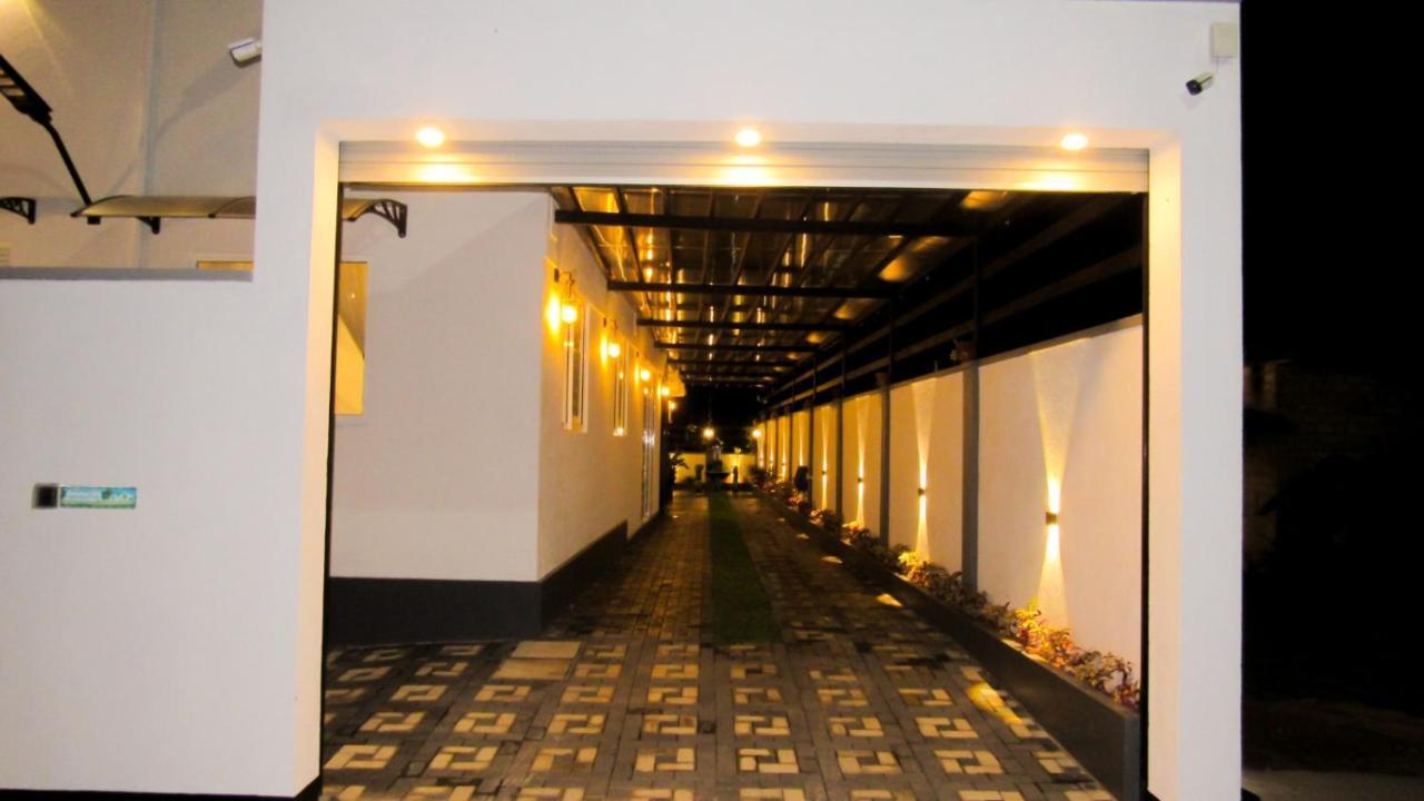 Airport Faith Hotel Katunayaka Exteriör bild